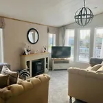 Bridgeview Lodge With Hot Tub