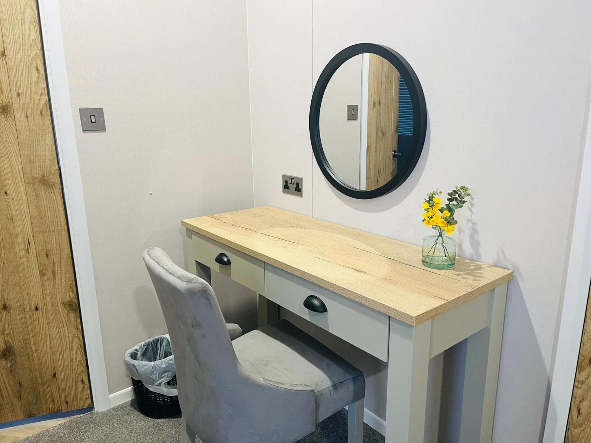 Bridgeview With Hot Tub * York